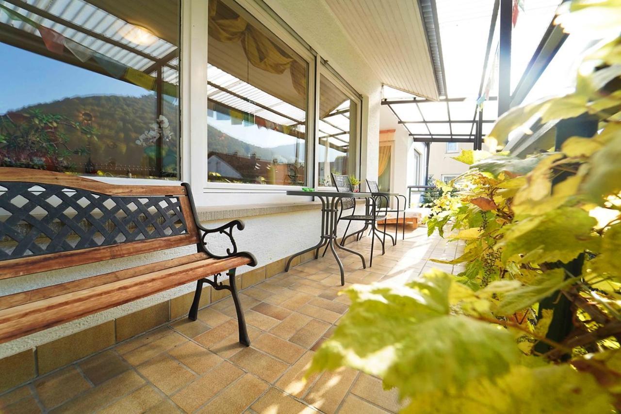 Ferienwohnung Im Haus Lotus Mit Grossem Balkon Und Garten Бад-Урах Экстерьер фото